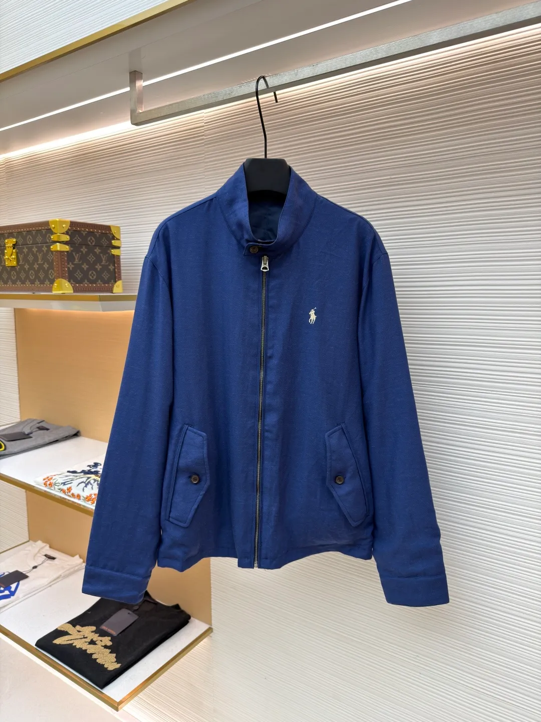 P630 Ralph Lauren logo embroidered reversible jacket ●Original version: Purchased and developed for 3990 ●Item number: 1681790-B75 ●Material: matte moire taffeta fabric ●Technology: embroidery production ●Color: blue ●Version: fitted version ●Weight: about 530 grams ●Size: S-M-L-XL ●Description: Customized matte moire taffeta and twill jacquard brocade, light and tough, smooth drape Comfortable and close to the skin. Khaki brown tone. Calm and noble. Two clothes. Unlimited style. One side is decorated with twill jacquard brocade, which has its own retro filter, like the pocket watch gear of an old-school gentleman. The other side is made of matte moire taffeta, which has a relaxed breathing feeling. Casual and comfortable casual gene. Exquisite pony logo embellishes it. Fully recognizable. The classic stand-up collar is tied with three hidden button tabs. Simplicity controls complexity. The design philosophy hidden in the details. Double-sided style. Hidden old money and slack in one garment, imported machine embroidery technology is used. Advanced computer control systems and precision mechanical components are used to achieve the iconic pony embroidery operation. High precision. The lines are smooth and delicate. The template machine opens the bag. The preset template guides the position, shape and size of the bag opening. The accuracy ensures the quality of the bag opening effect. Ergonomic three-dimensional cutting returns to traditional craft techniques through segmentation, folding, shrinking and stretching. The so-called slow work and fine work are respect for the material and the pursuit of feel. The workmanship is complex and tedious, slow in aging, high in wear and tear, and the fabrics have been carefully washed to have a better hand feel and texture. It is not easy to deform, shrink or fade, and maintains long-term beauty. The overall wiring is straight and delicate, the fabric is comfortable and soft, and the color is consistent without color difference. It can be matched with the same style to create a fashionable look and control various occasions. Customized accessories, complete with three standards, same style for men and women!